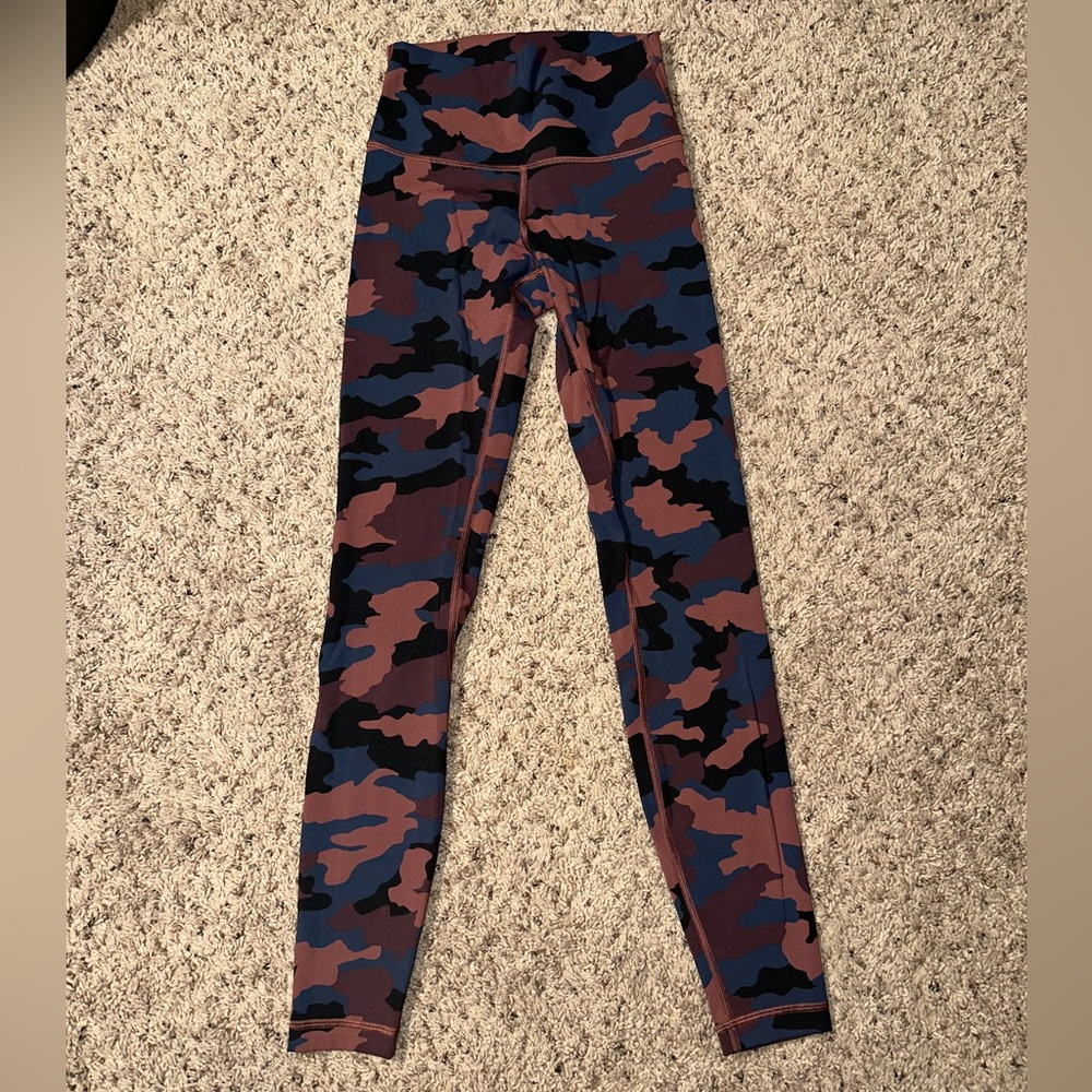 Women’s Lululemon high-rise pants size 4 camo in excellent condition